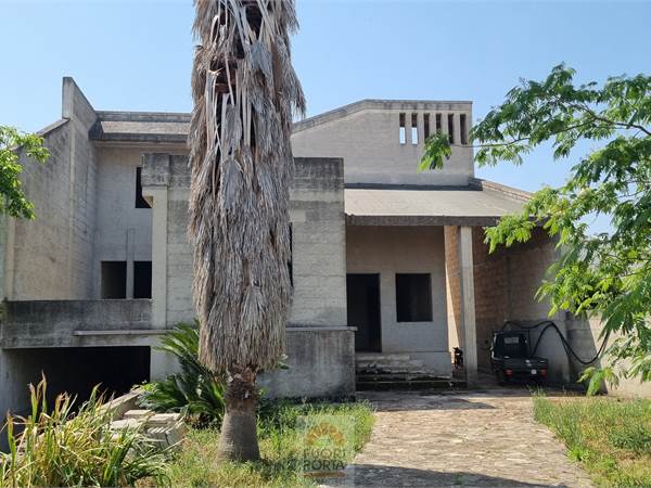 VILLA IN RUSTIC STATE